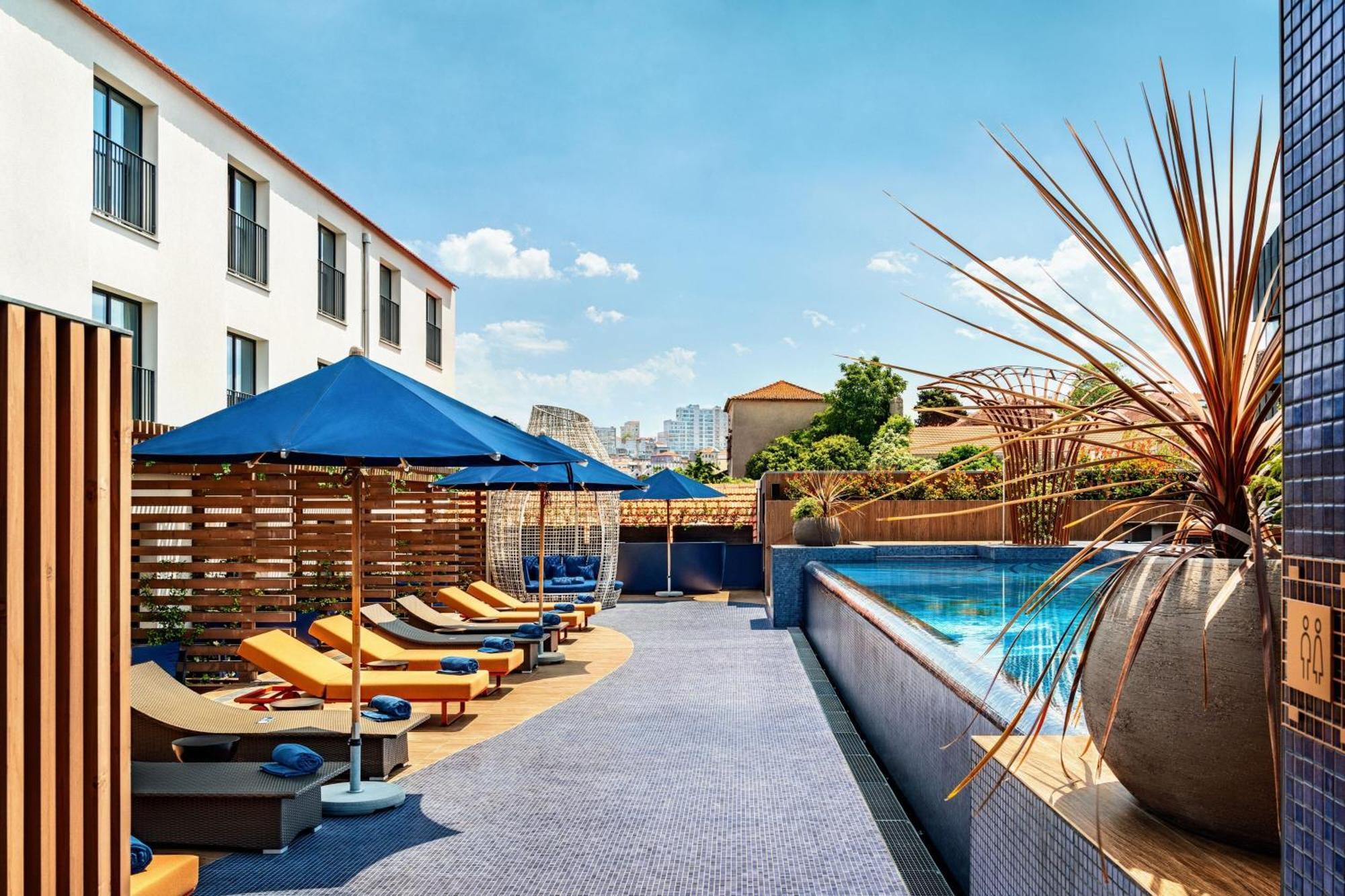 וילה נובה דה גאיה Forte De Gaia, Autograph Collection מראה חיצוני תמונה The rooftop pool at the Hotel