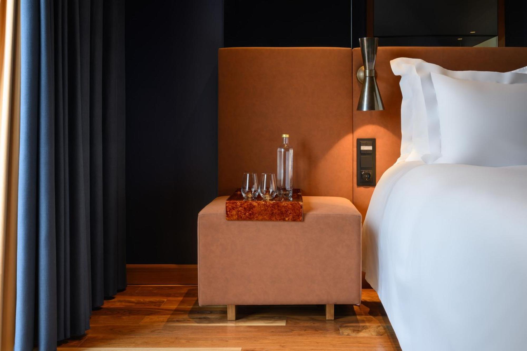 וילה נובה דה גאיה Forte De Gaia, Autograph Collection מראה חיצוני תמונה A bedside table